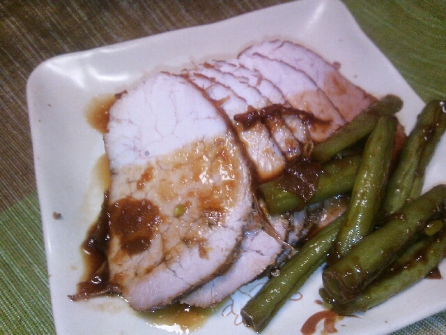 白いお皿に盛り付けられた煮豚