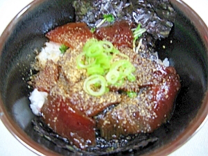 ごまがポイントのヅケまぐろ丼