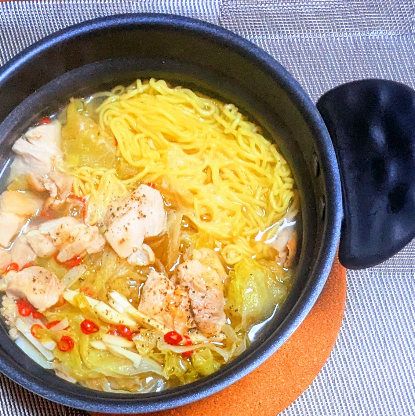 鶏もも肉とレタスのオイル鍋