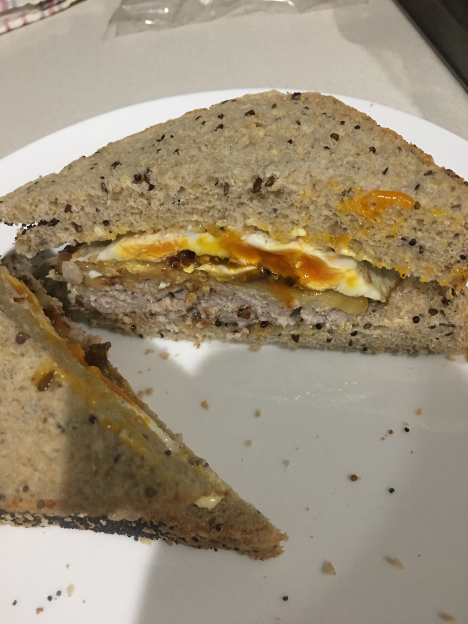 ハンバーグと卵でサンドイッチ