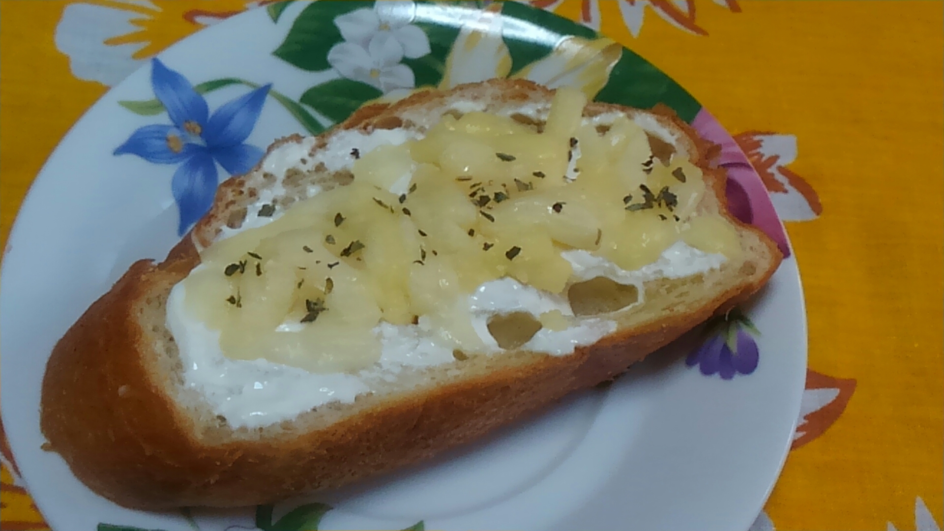 クリームチーズととろけるチーズのせフランスパン☆