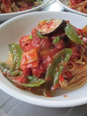 とろとろ茄子とスナップエンドウのトマトソースパスタ