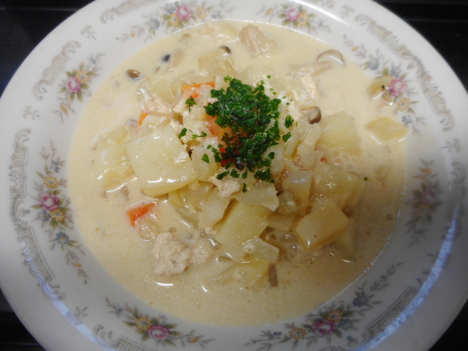 ジャガイモとひき肉の豆乳味噌スープ