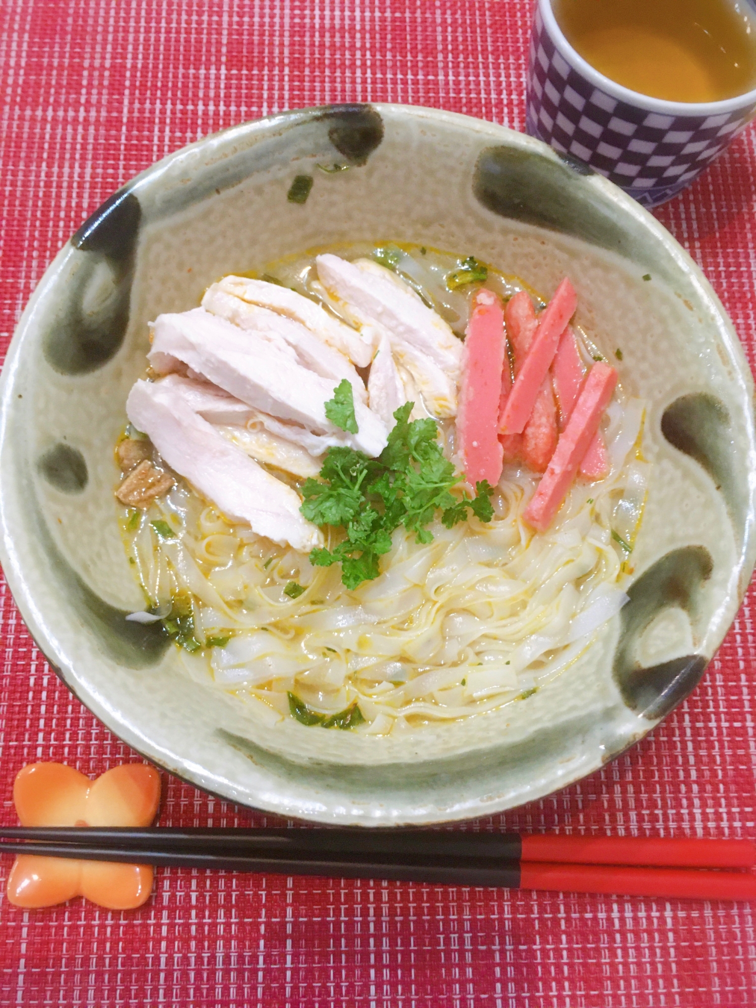 蒸し鶏と赤天入り☆ピリ辛フォー♪