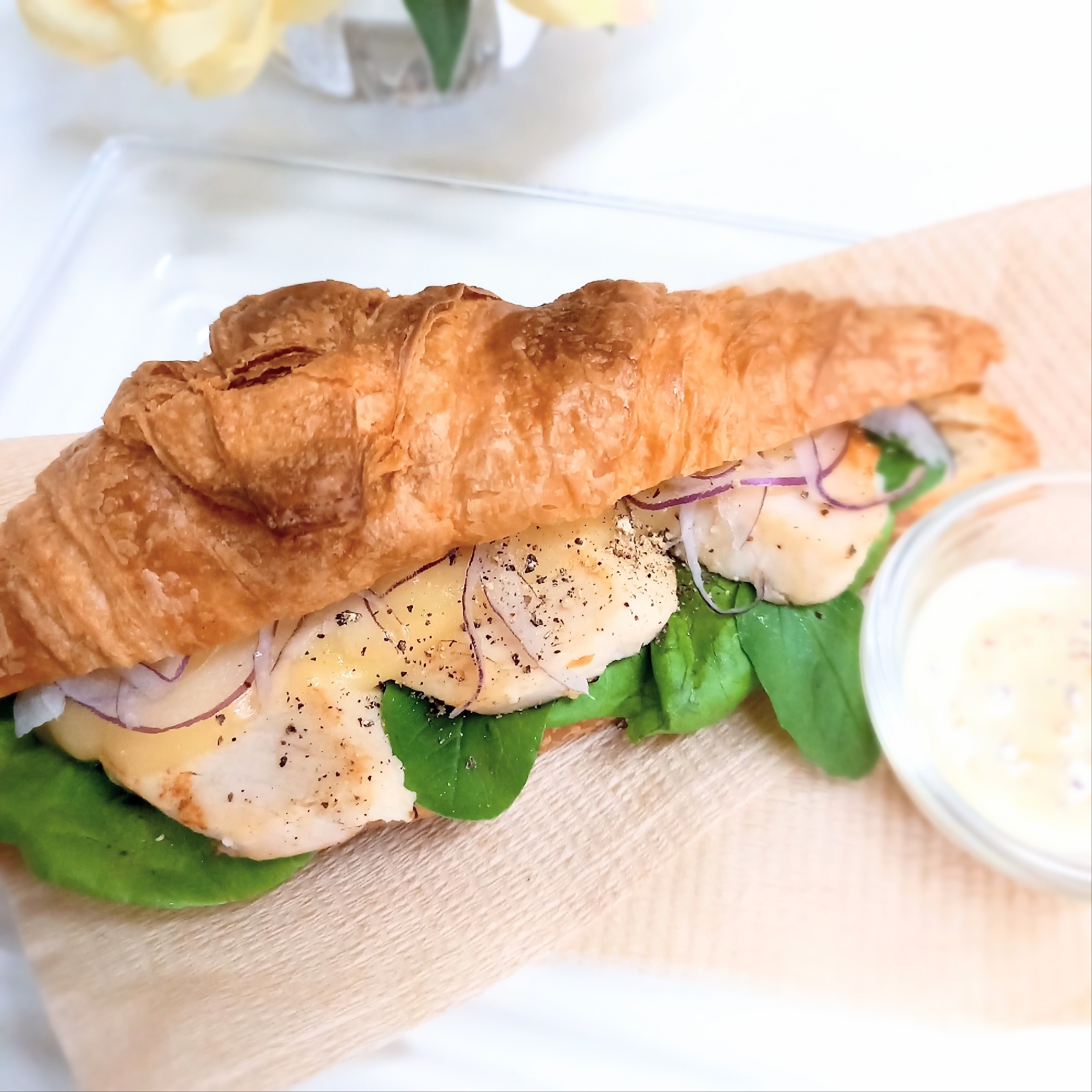 サラダチキンでクロワッサンサンドꕤ୭*