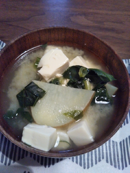 豆腐と新じゃがいもとほうれん草の味噌汁