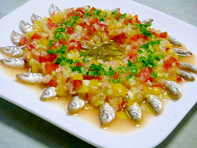 白い角皿に盛り付けられたわかさぎの香味野菜マリネ