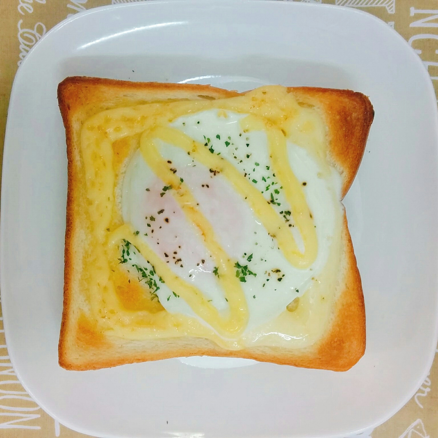 簡単☆ガーリックと卵のパン