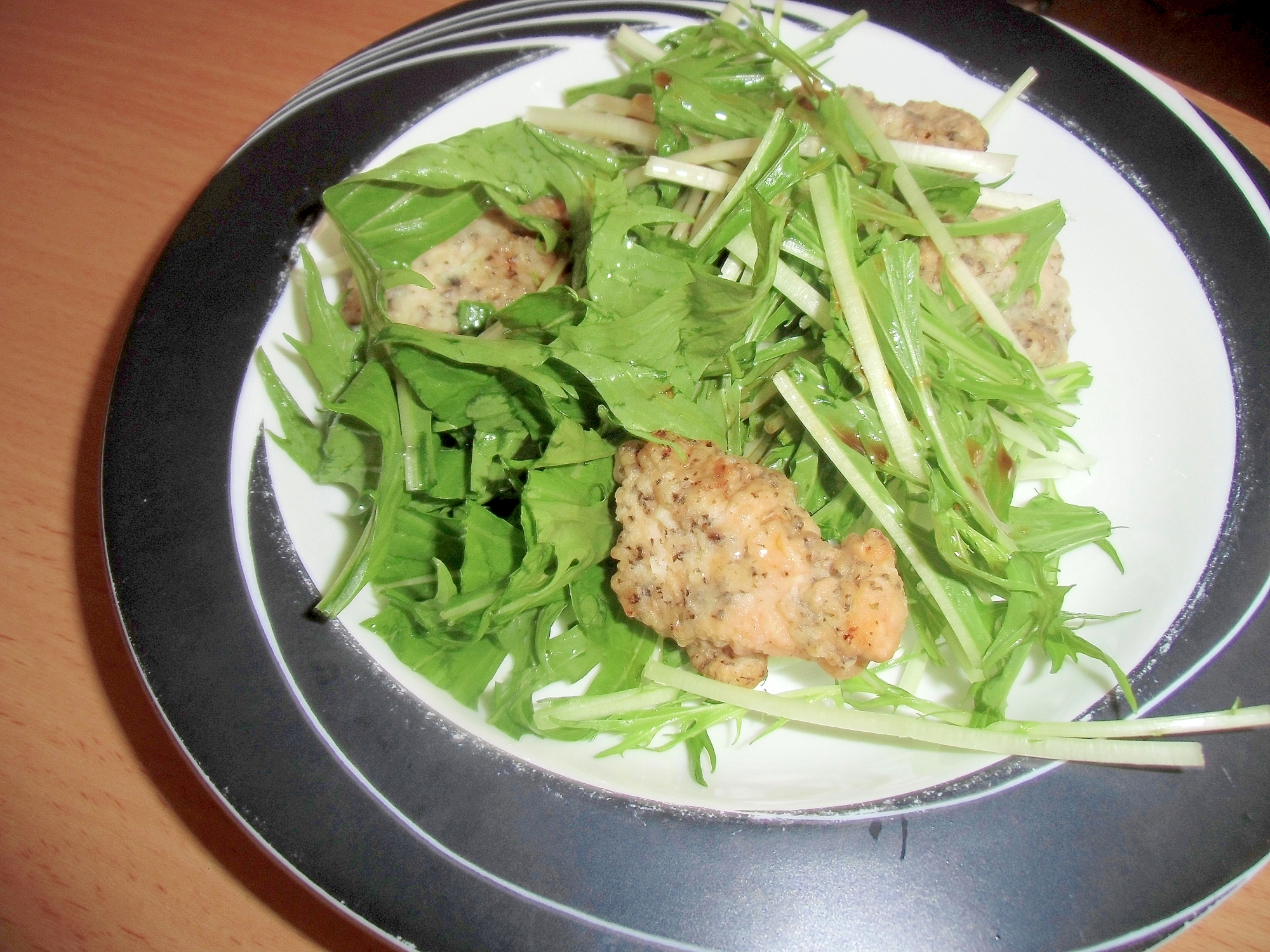 マヨ黒こしょう鶏肉の水菜サラダ