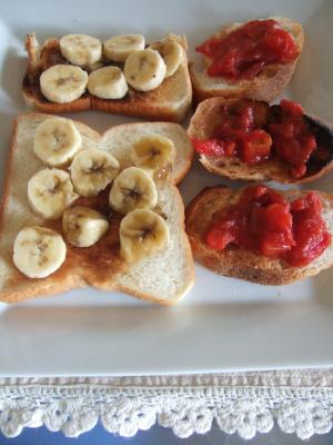 簡単！華やか　赤トマトと黄色バナナのトースト