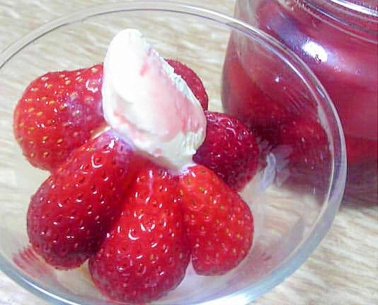苺とアイスに手作り苺シロップをかけたミニサンデー