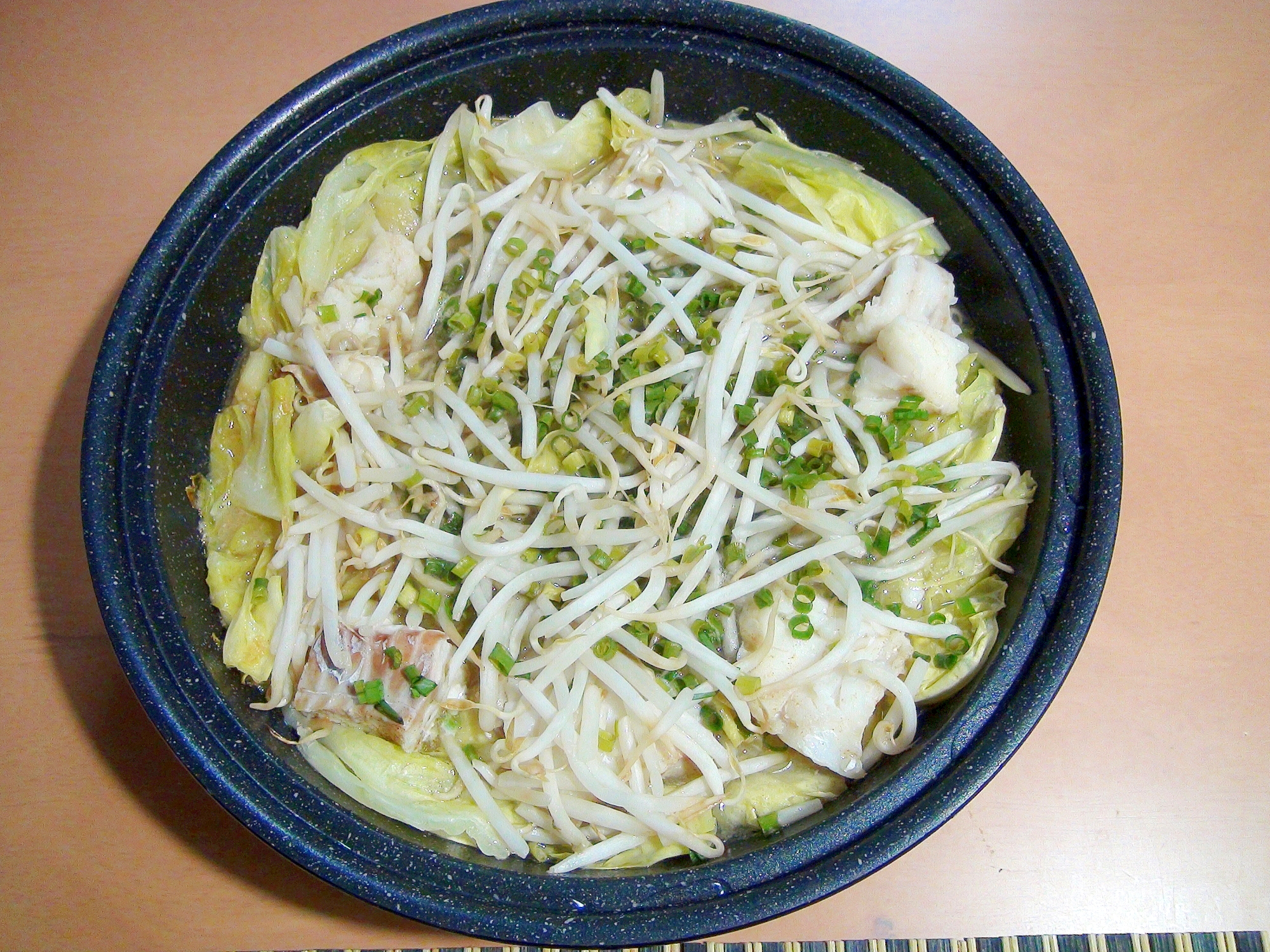 タジン鍋で簡単！野菜たっぷり、タラの味噌鍋♪
