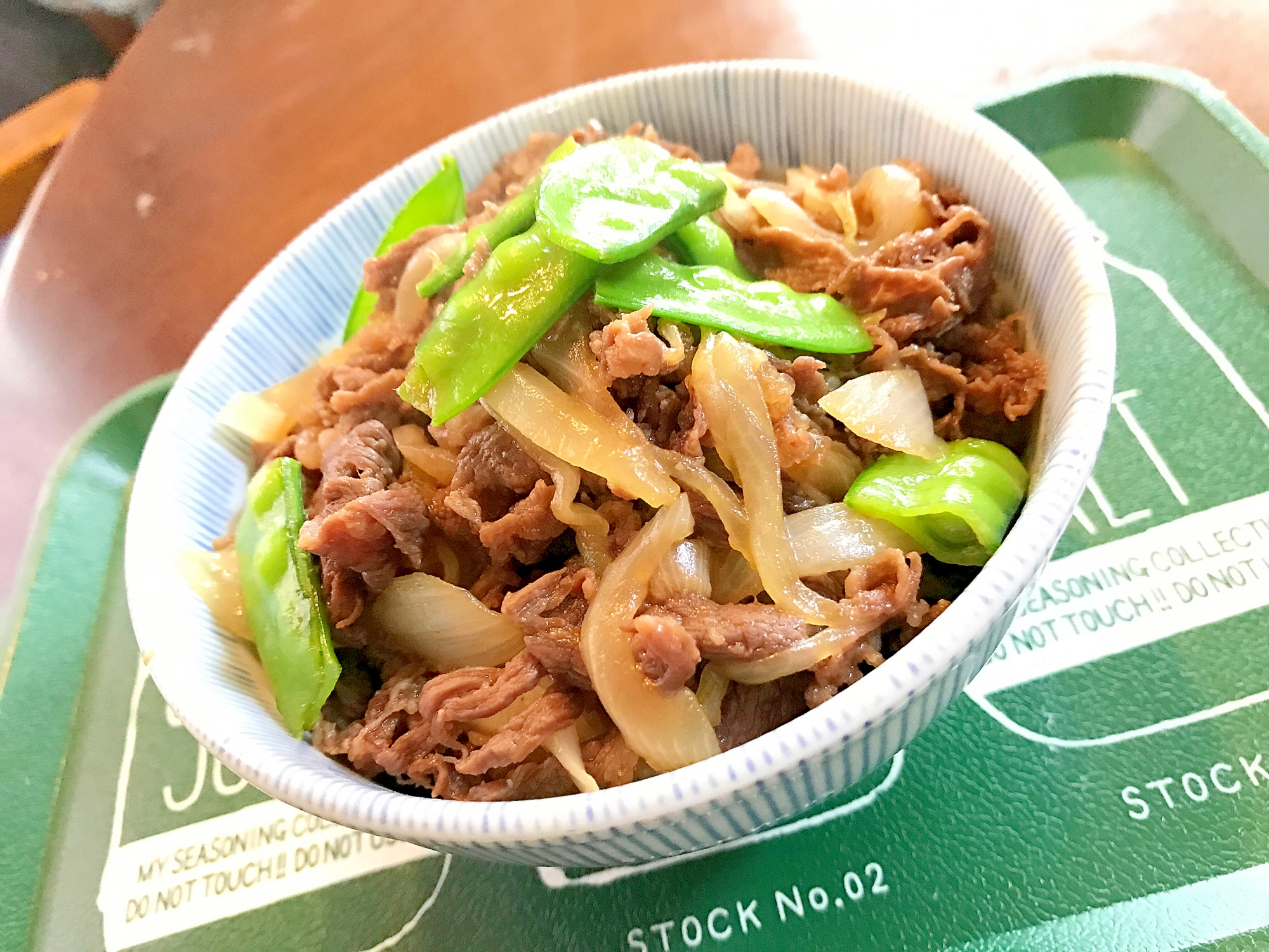 きぬざやえんどう入り牛丼