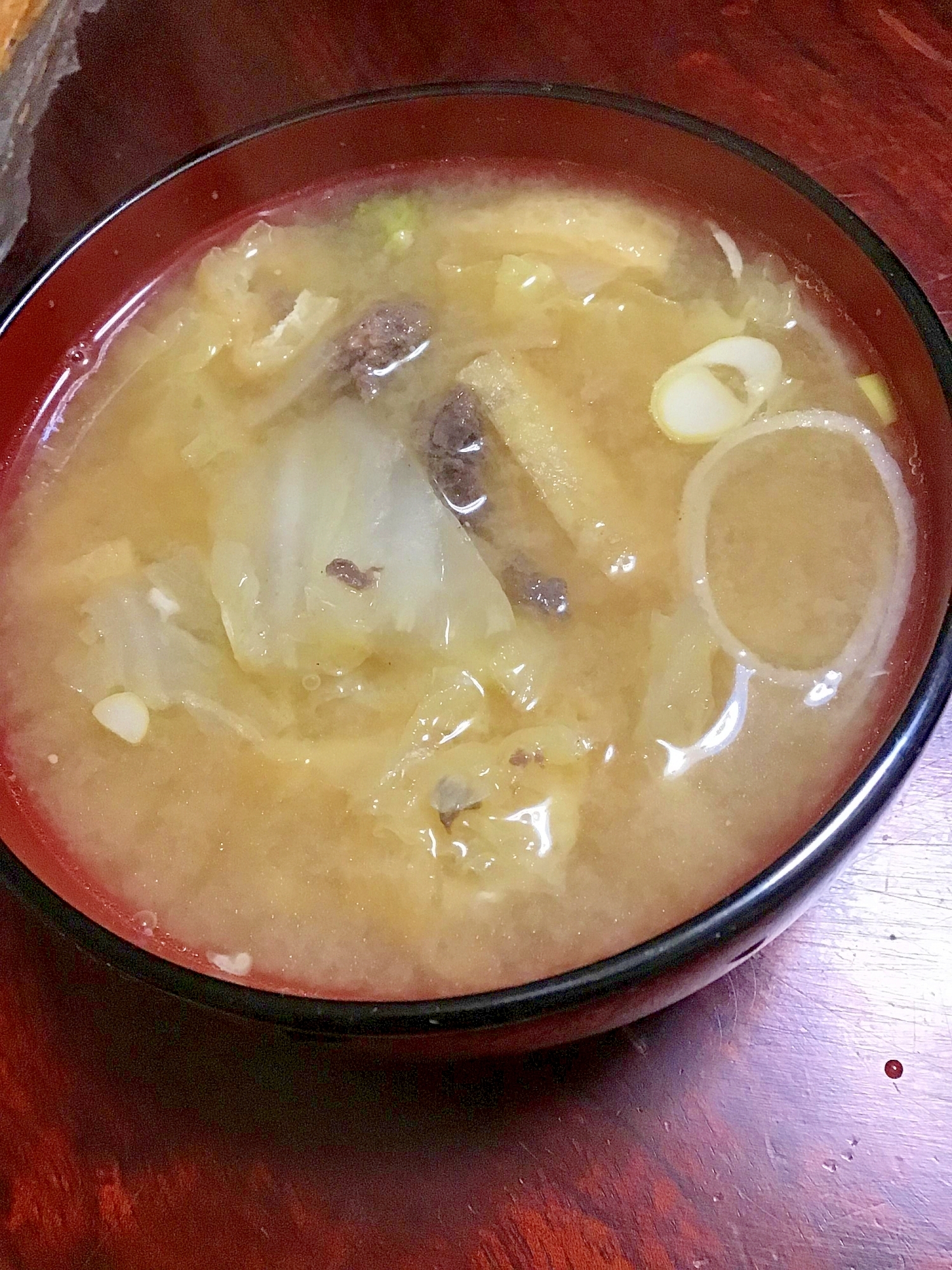 白菜と油揚げとマグロの味噌汁。