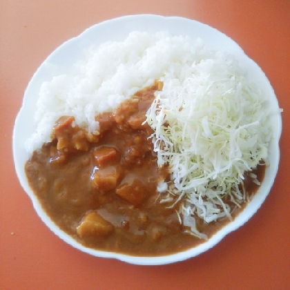 簡単！レトルトカレーアレンジ！千切りキャベツのせ