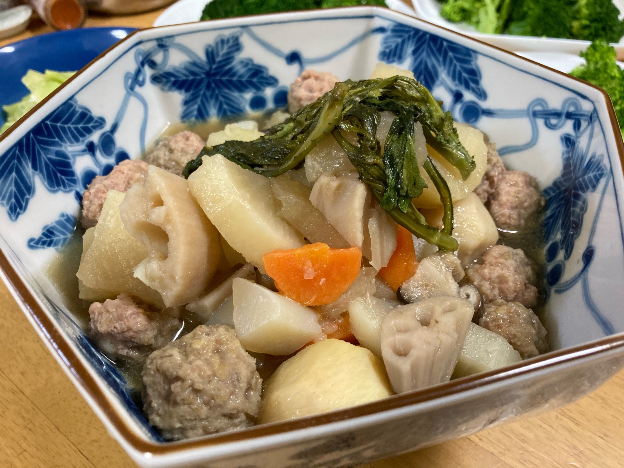 簡単ホカホカ根菜と肉団子の煮物⭐