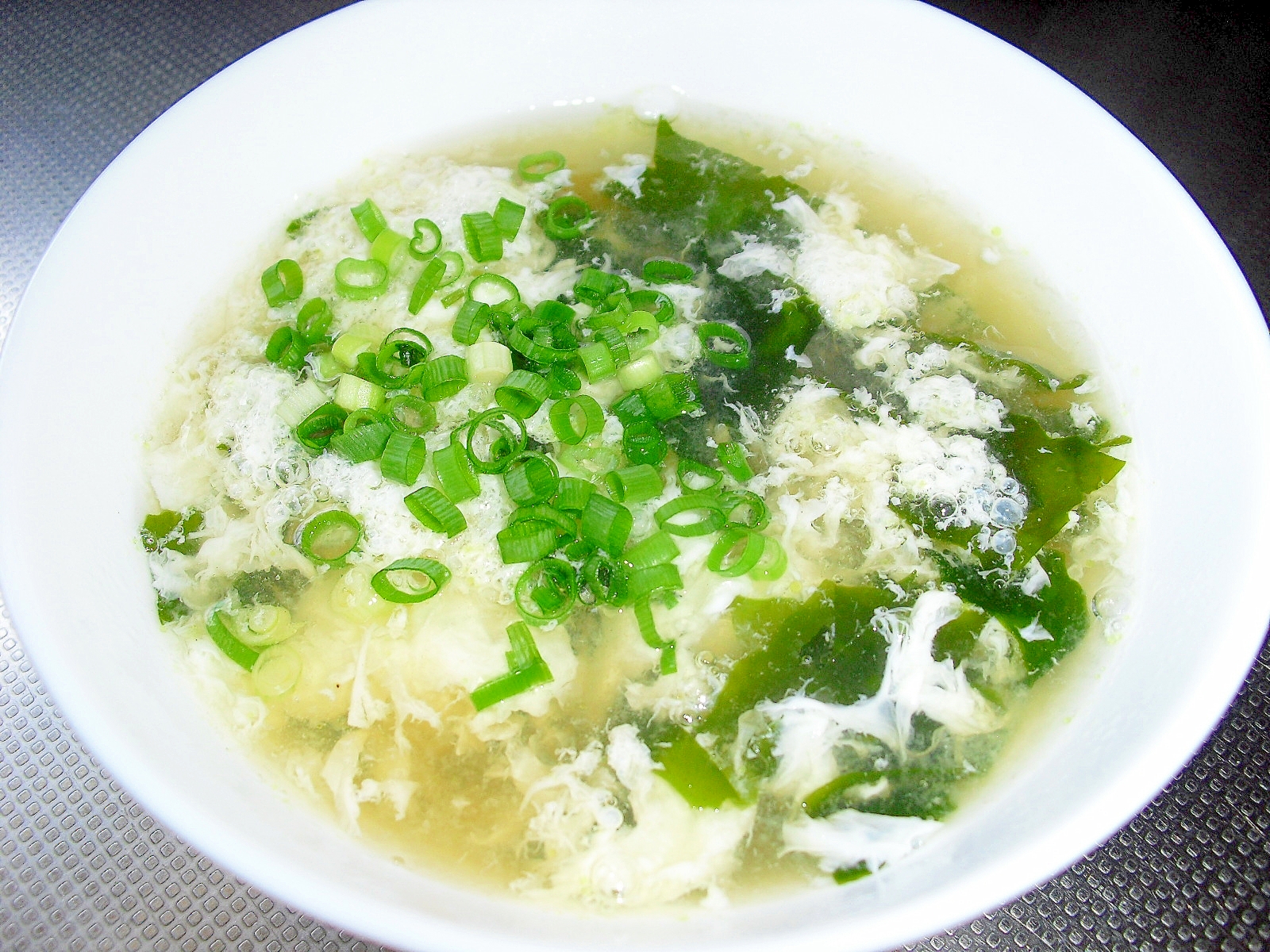 残った卵で 我が家の わかめと白身のスープ レシピ 作り方 By Miyu 楽天レシピ