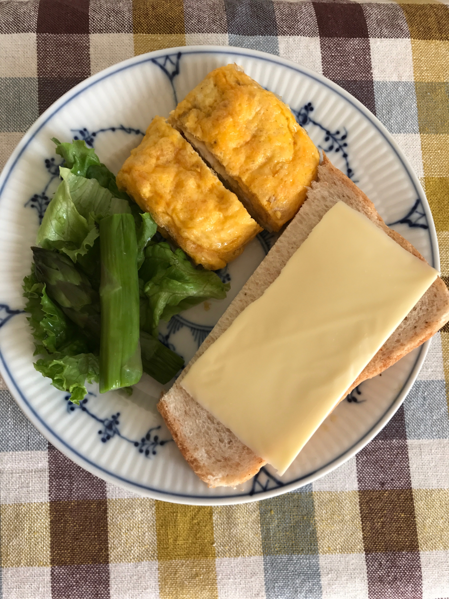 卵焼きとチーズトーストの朝ごはんプレート