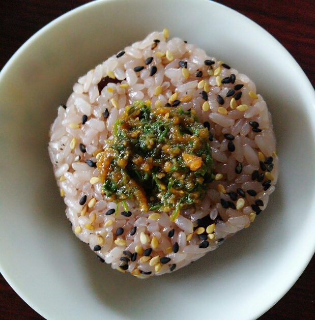 人参の葉っぱ砂糖味噌和えお赤飯乗っけご飯