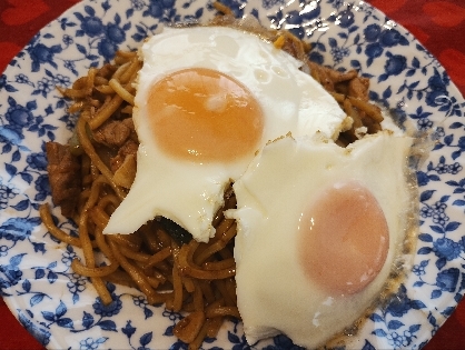 目玉焼き乗せ焼きそば