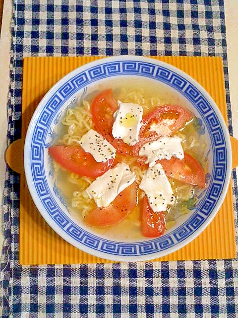 トマトとクリームチーズの塩ラーメン♪