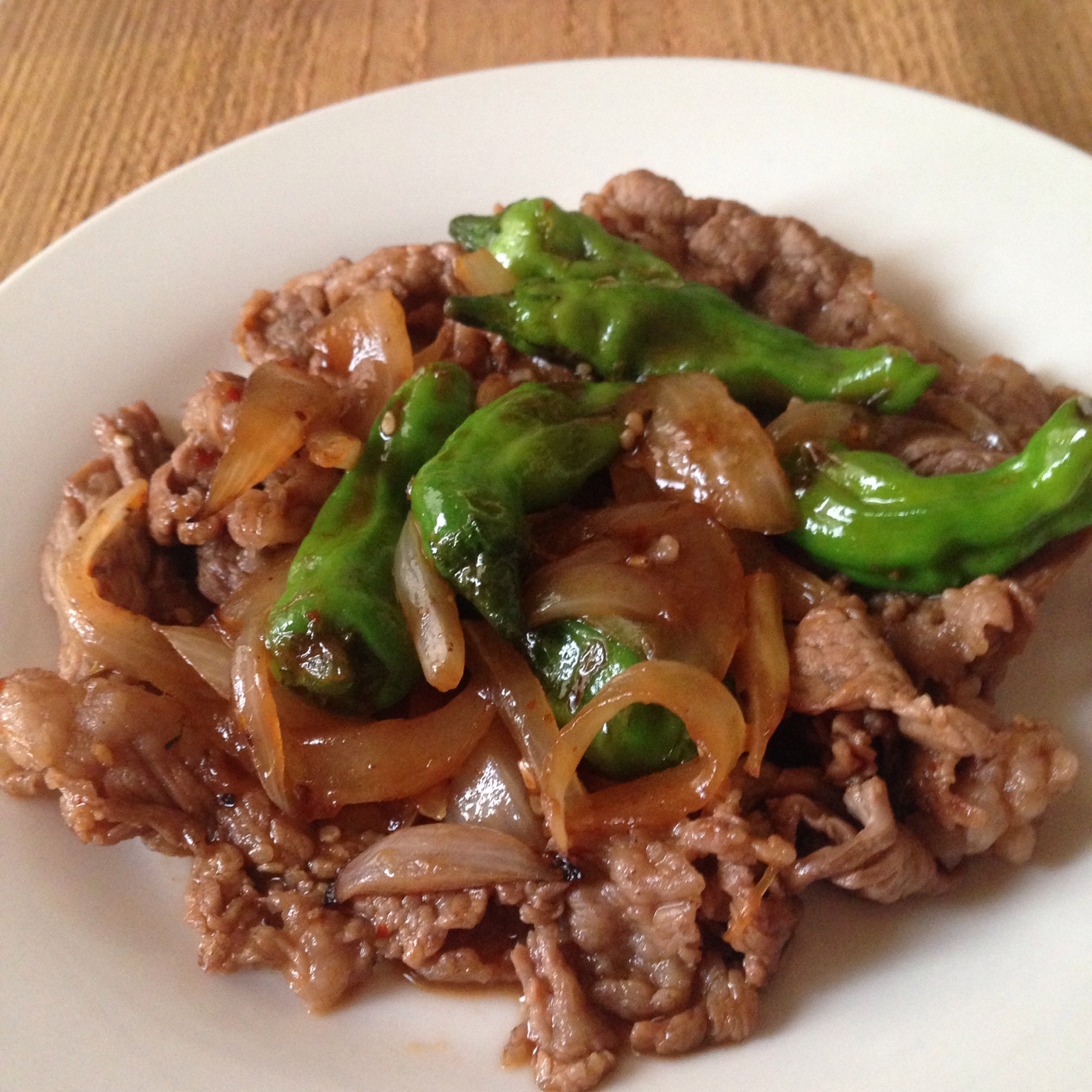 ししとうと玉ねぎの牛肉炒め♪