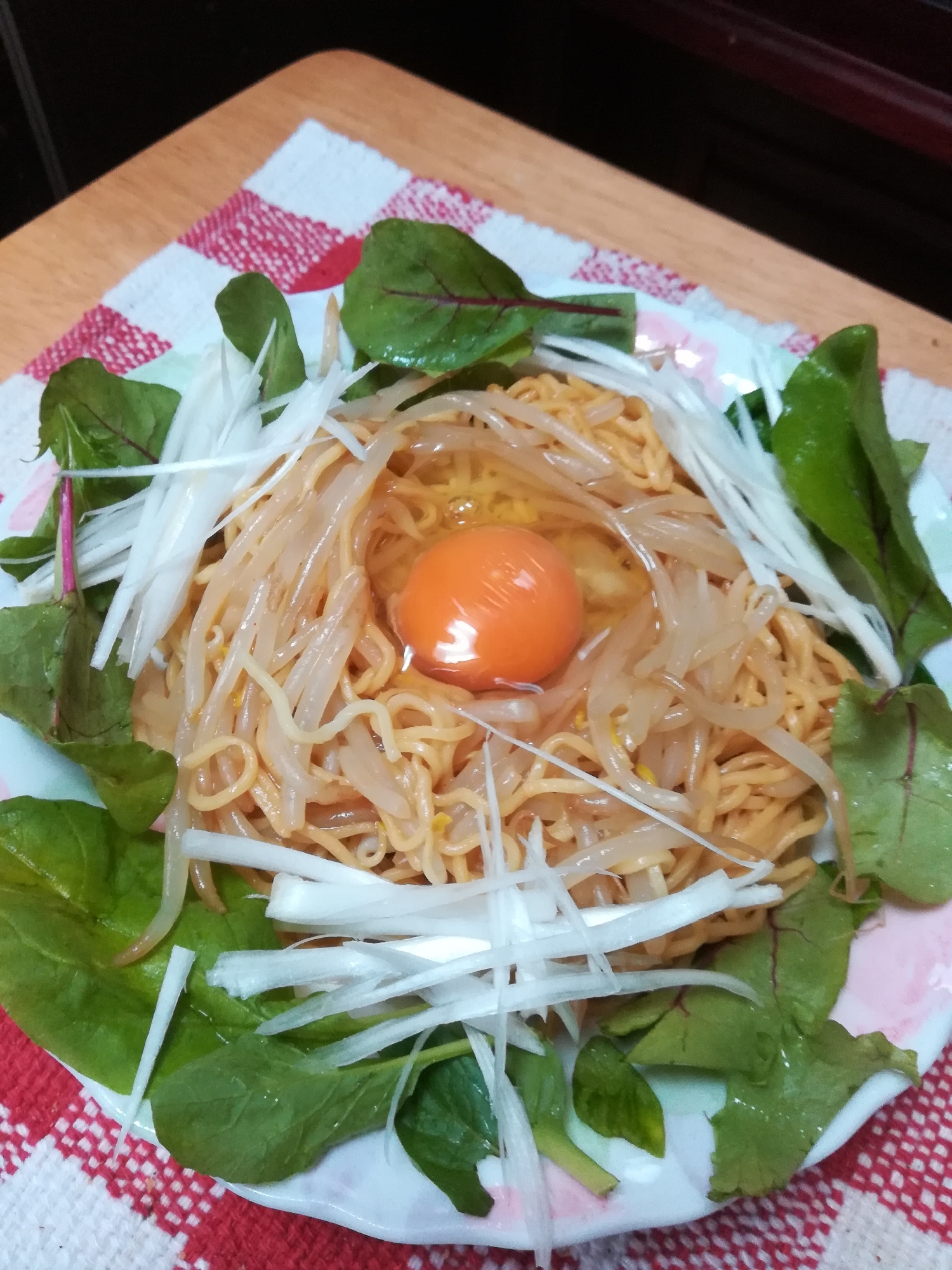 もやしｼｬｷ!スープなし☆サラダ担々麺・生卵からめ