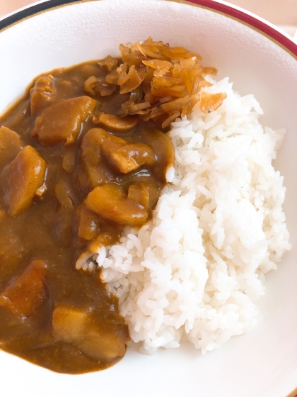 本日はチキンカレー！ニワトリに感謝。ハロウィン感たっぷりのお弁当キュート！お子さんがうらやましい！夕食でも何か作るんでしょうか？うちは保育園に期待笑 ごちでした