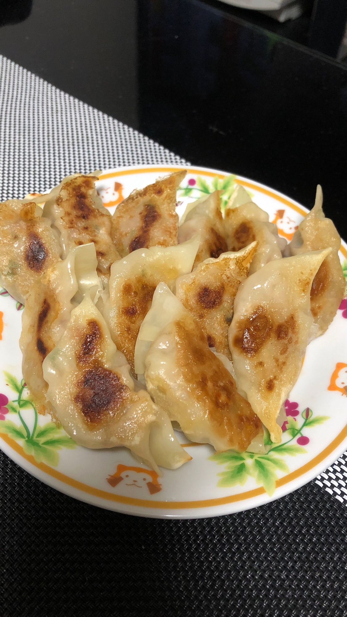 キャベツの食感がたまらない 手作り焼き餃子 レシピ 作り方 By みぃご飯 楽天レシピ