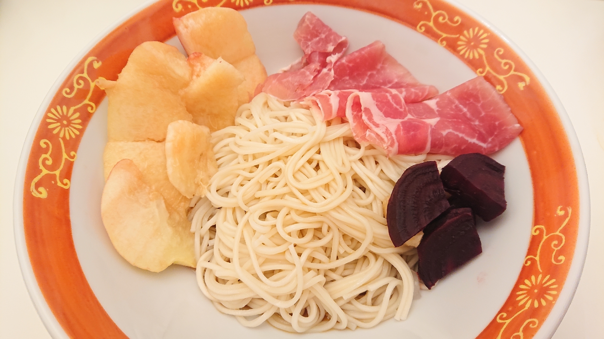 夏の美味しい⭐ピンクなトッピング麺