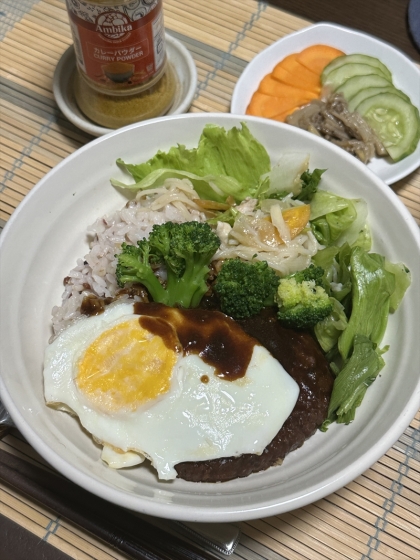 　市販のハンバーグで！　　「ロコモコ」　　　♪♪