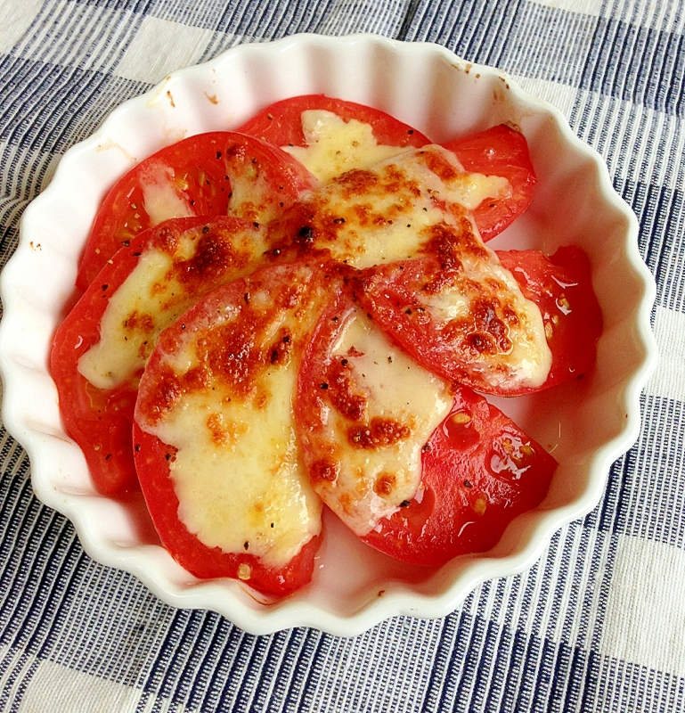 シンプルが一番！トマトのチーズ焼き