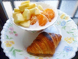 朝食プレート☆クロワッサン＆蜜柑林檎葡萄ミルクYG