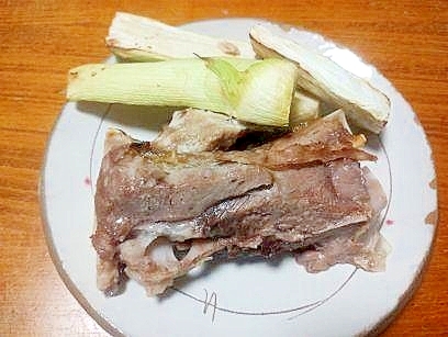 マグロのカマ焼き　マコモダケ添え