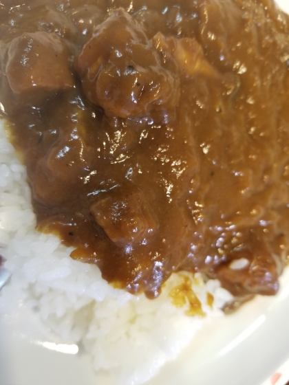 レトルトカレーにトマトソースでバターチキンカレー