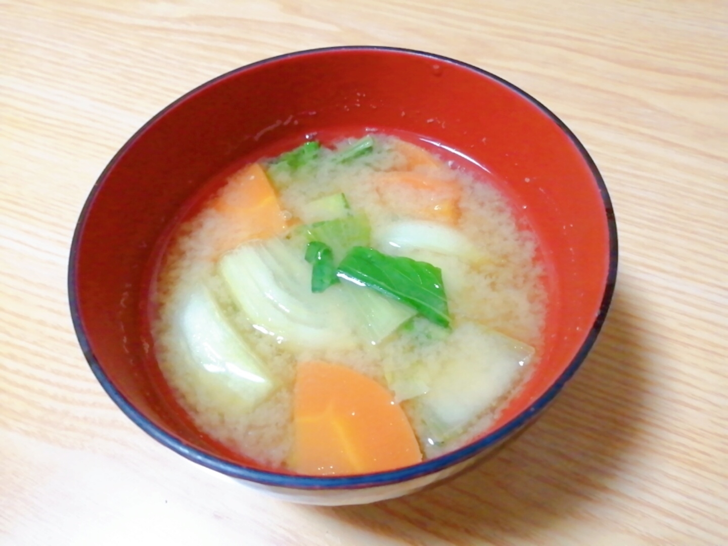 チンゲン菜と人参の味噌汁