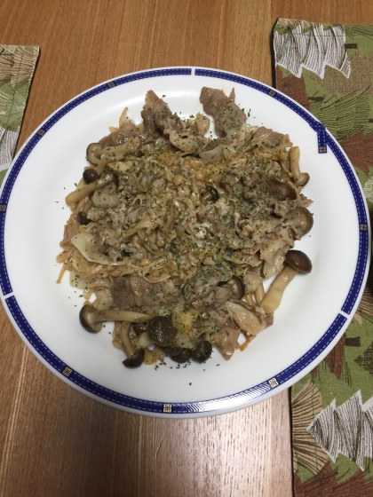 お箸が止まらない☆きのこと豚肉のガリバタ炒め