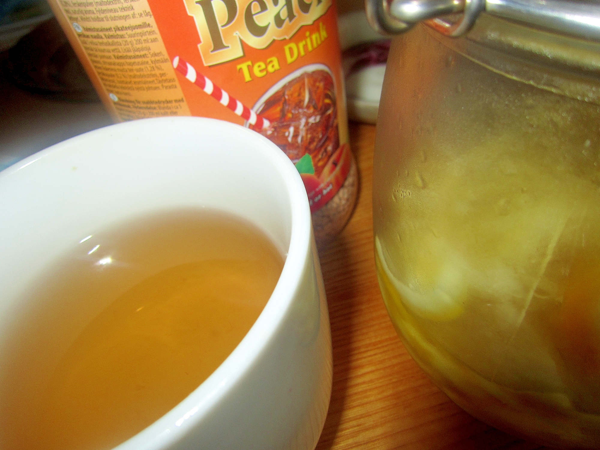 レモンシロップをそそぐピーチ紅茶