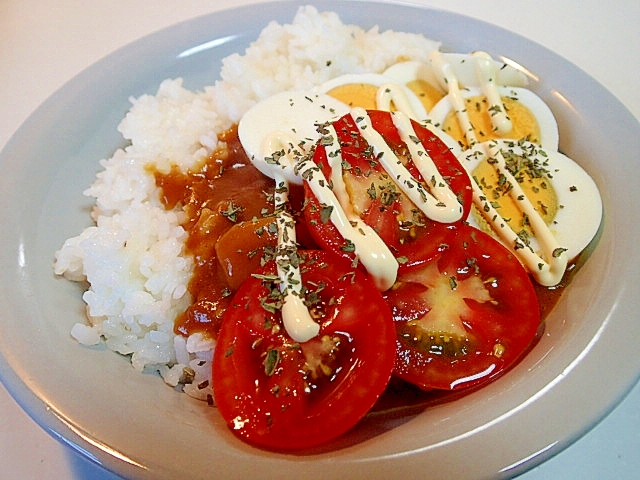 バジルマヨで　ゆで卵とトマトのっけカレー