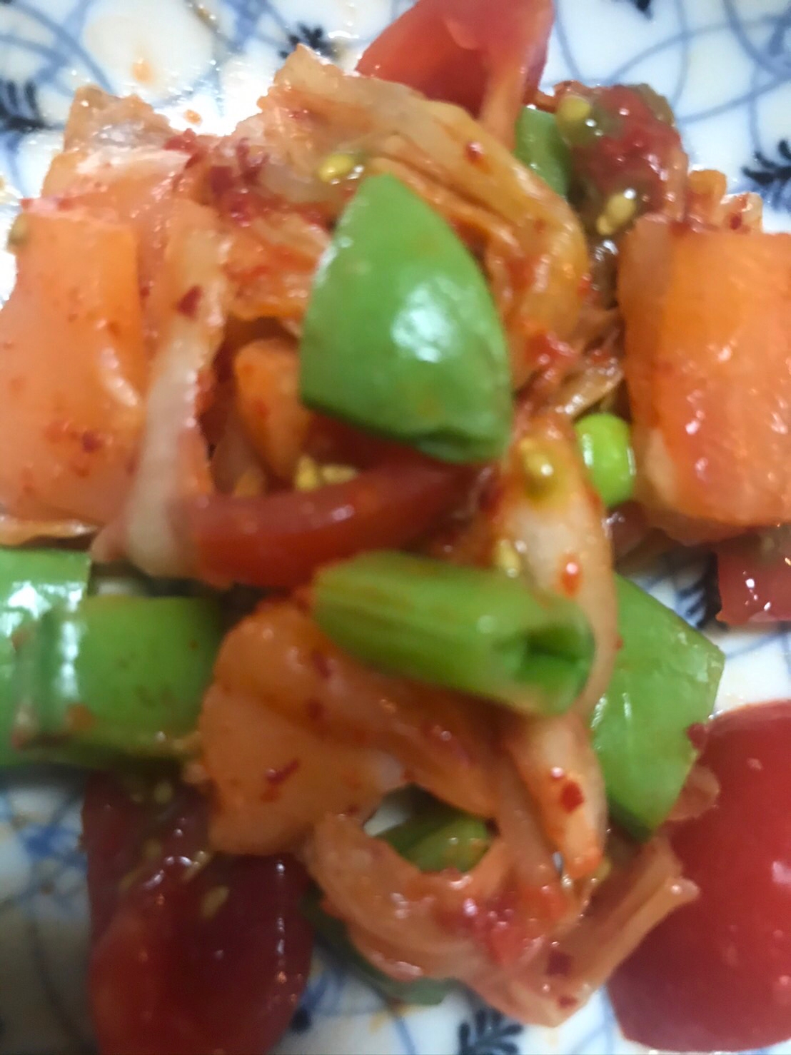 キムチとサーモンの彩り野菜サラダ風おつまみ
