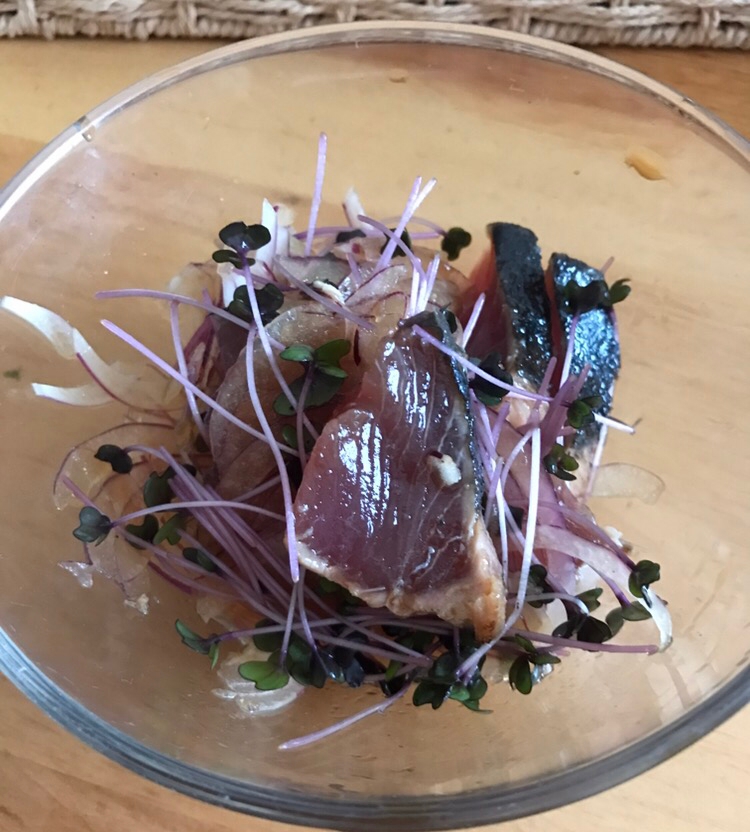 紫キャベツスプラウトと紫玉ねぎの鰹サラダ