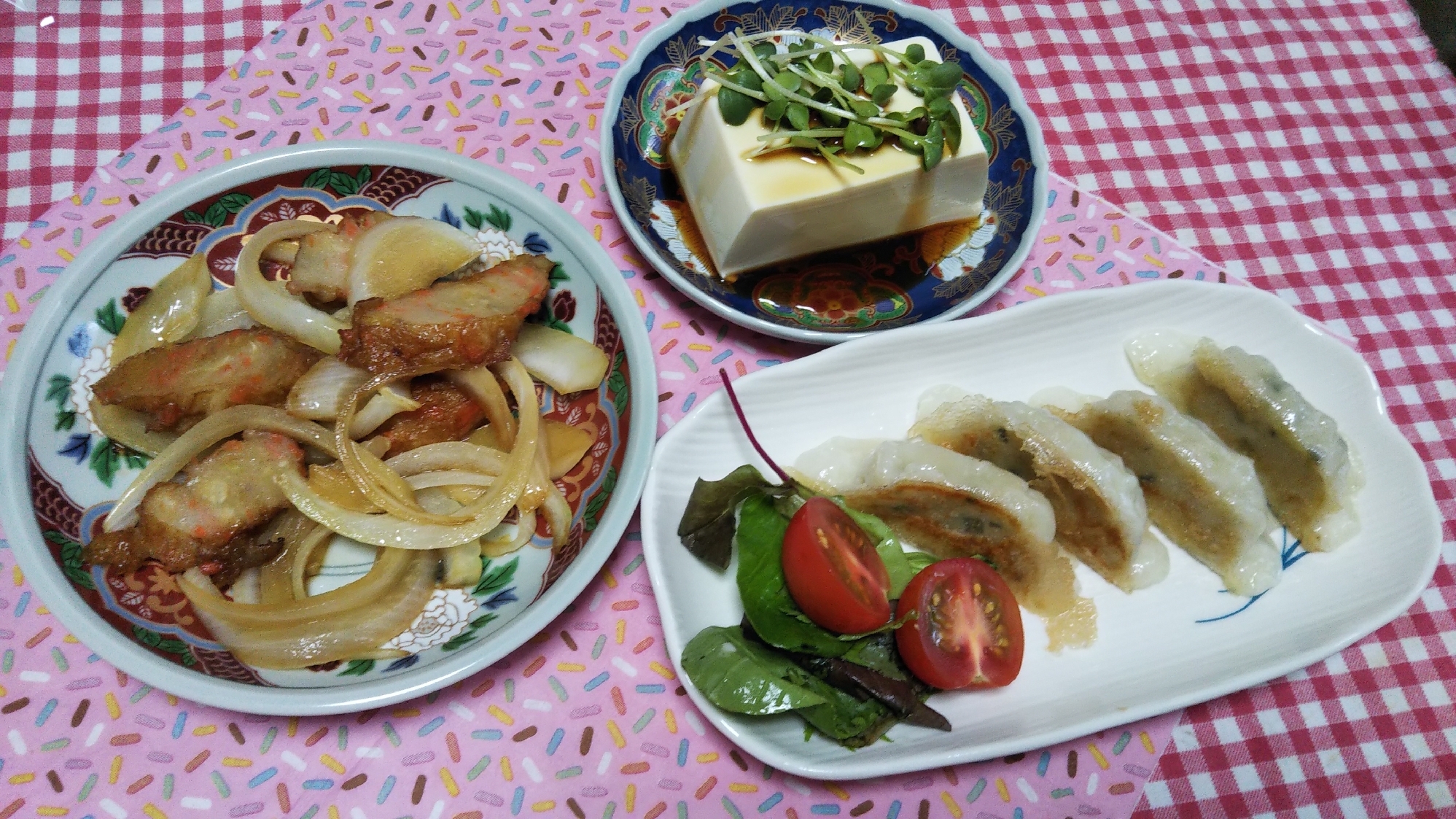 薩摩揚げ玉ねぎ炒めと餃子と冷奴のランチのおかず☆