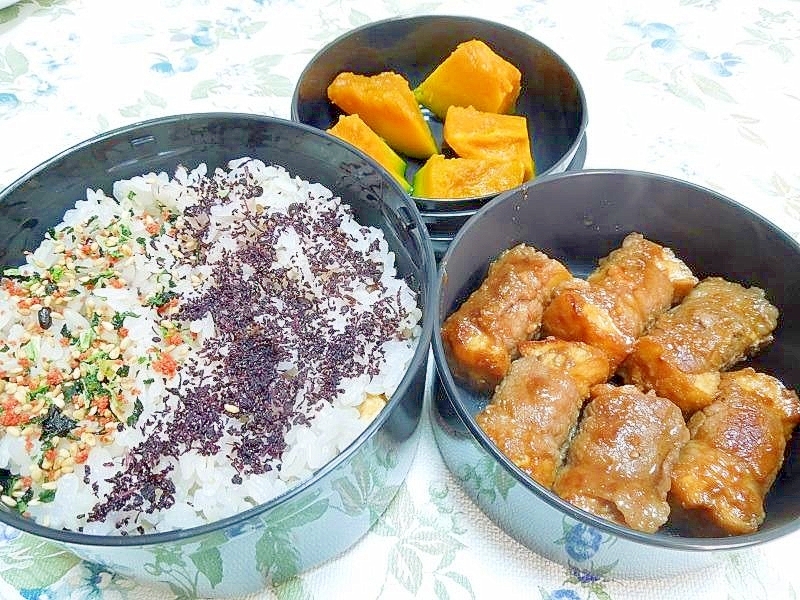 お弁当箱に入った厚揚げの牛バラ肉巻き、ごはん、かぼちゃ煮