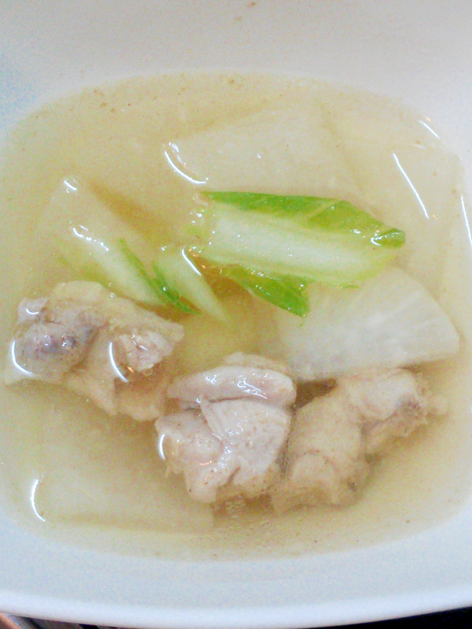 旨味引き立つ★大根と白菜と鶏モモ肉の和風スープ