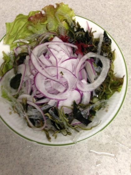 こんばんは(*^^*)
レシピを見て乾物の海藻があったことを思い出し、紫玉ねぎで作りました♩  さっぱり美味しかったです♡
