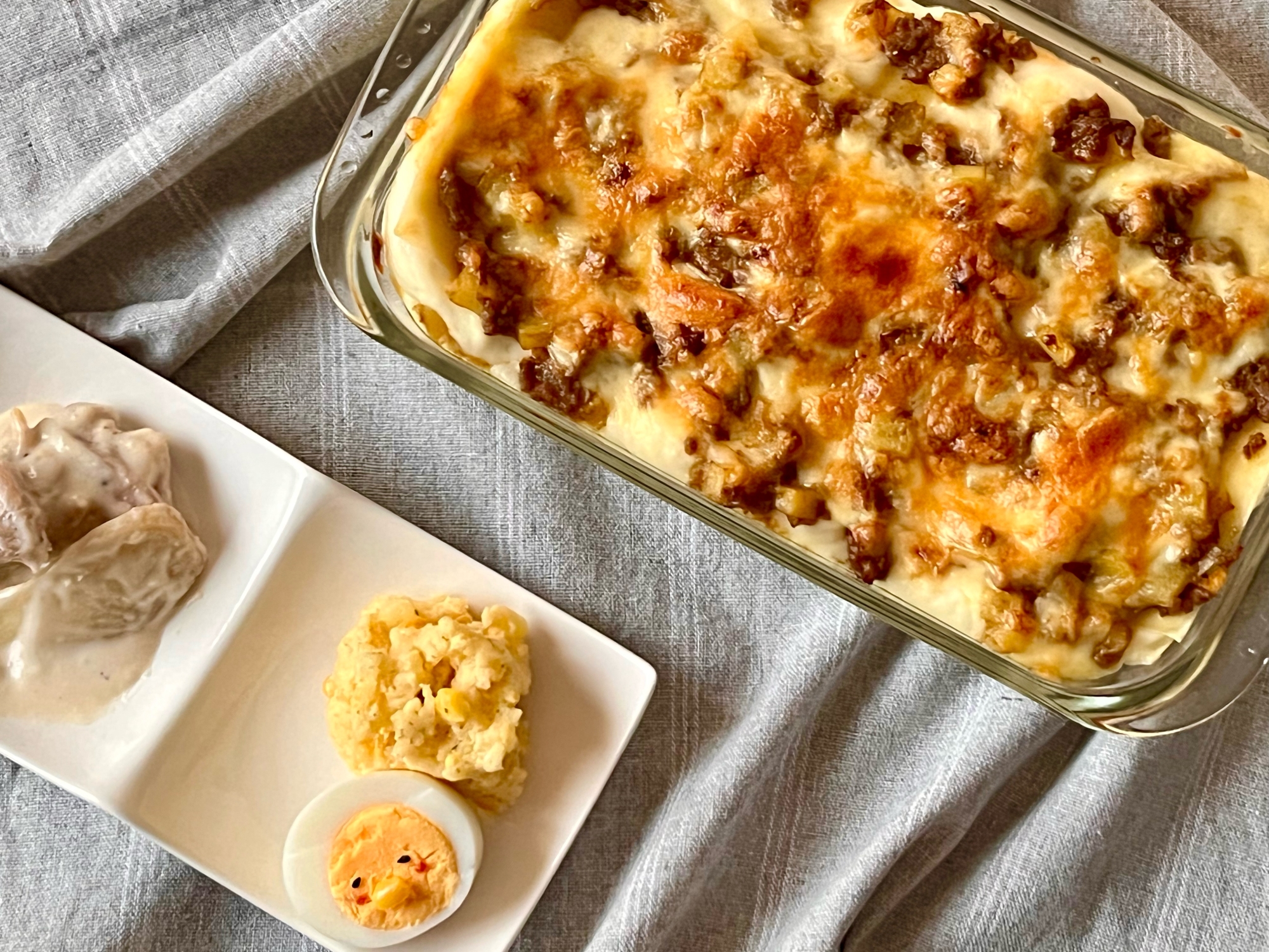 透明な容器に入ったカレーラザニア