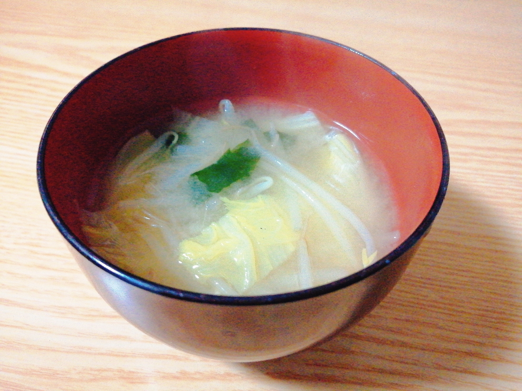 もやしと白菜とわかめの味噌汁