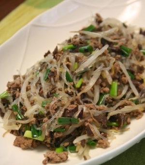 もやし入り、ひき肉と春雨のアジア風炒め