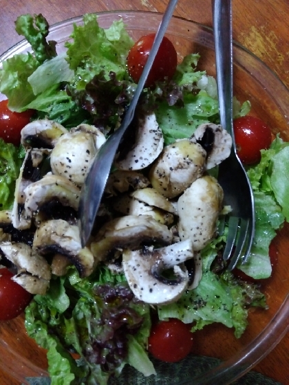 マッシュルームとトマトとサニーレタスのサラダ