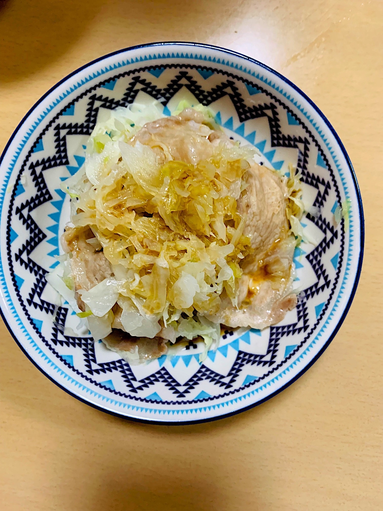 フライパンで簡単!千切りキャベツと豚肉蒸し